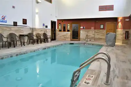 Comfort Inn & Suites - 17