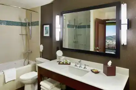 DoubleTree by Hilton Alana - Waikiki Beach - 42