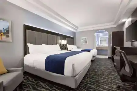 Days Inn & Suites by Wyndham Houston Hobby Airport - 29