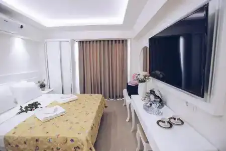 Princess Kinli Suites - 25