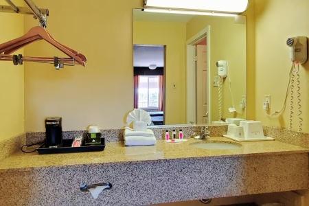 Ramada by Wyndham East - 24