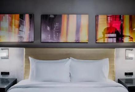 Doubletree By Hilton New York Times Square West - 42
