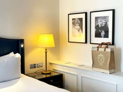 The Waldorf Hilton - 106