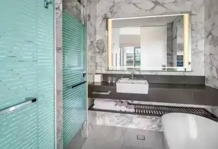 Hilton - 57