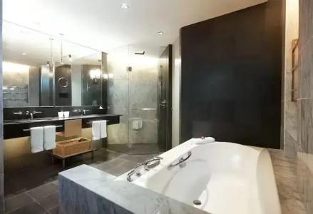 Hilton - 70