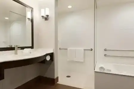 Hilton Garden Inn Boston Logan Airport - 39