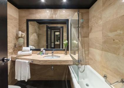 H10 Marina Barcelona - 11