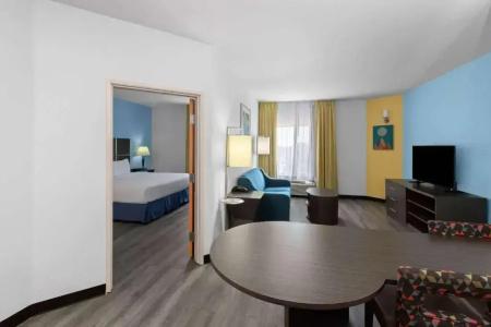 Days Inn & Suites by Wyndham Medical Center - 29