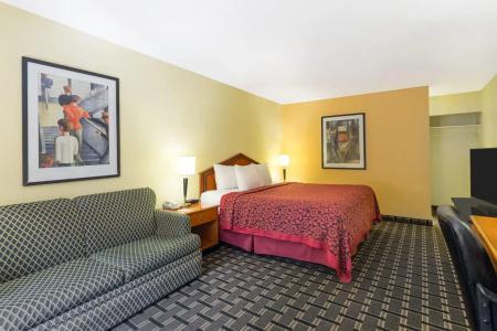 Days Inn by Wyndham Savannah Airport - 12