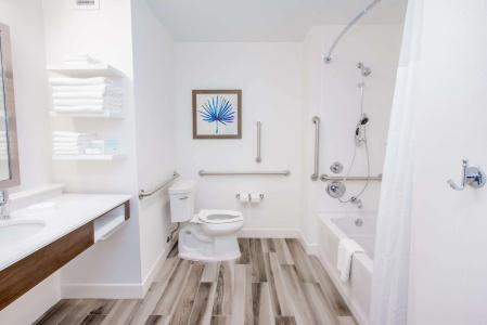 Hampton Inn & Suites Beach-Beachfront - 75