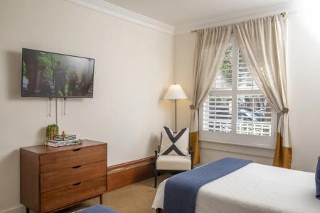 Washington Square Inn - 126