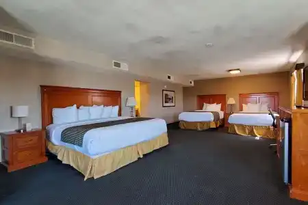 Ramada by Wyndham East - 26