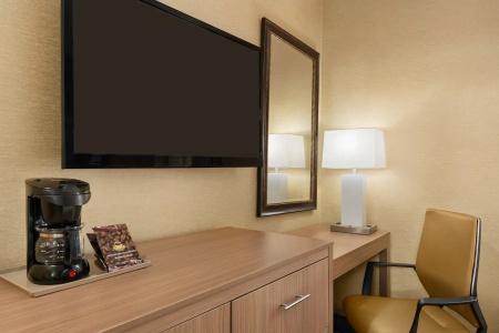Days Inn by Wyndham Long Island City - 18