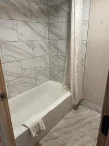 Bear Mount Inn & Suites - 5