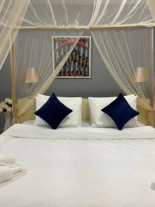 Sunny Palms Beach Bungalows - 54