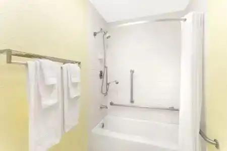 Days Inn by Wyndham Savannah Airport - 14