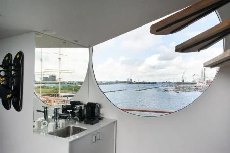 Botel - 24