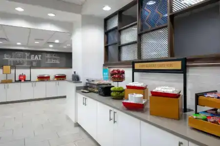 Hampton Inn Charlotte Uptown - 11