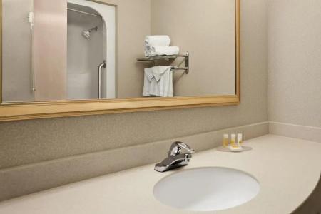 Days Inn & Suites by Wyndham - 21