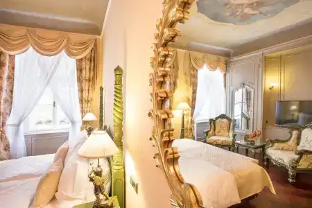 Iron Gate & Suites - 35