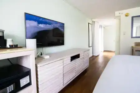 LaCroix Waikiki - 37