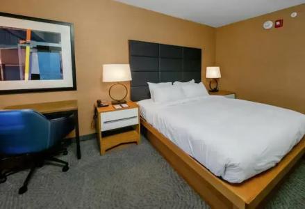 DoubleTree by Hilton New York - 49