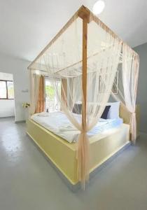 Sunny Palms Beach Bungalows - 51