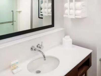 Hampton Inn Boston Seaport District - 29