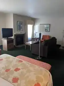 Hawthorn Suites - 17