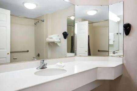 La Quinta by Wyndham Austin Southwest - 35