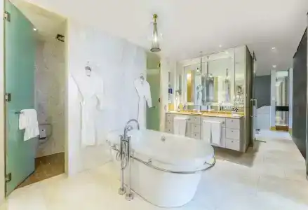 Hilton - 63