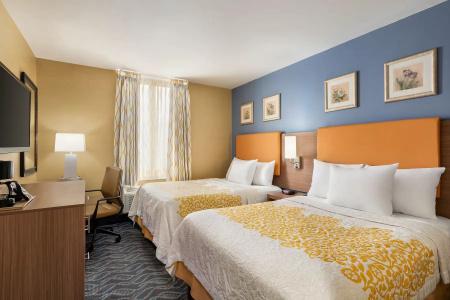Days Inn by Wyndham Long Island City - 12
