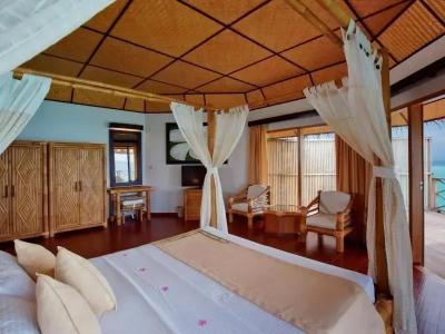 Angaga Island and Spa - 35