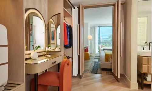 Virgins Las Vegas, Curio Collection by Hilton - 99