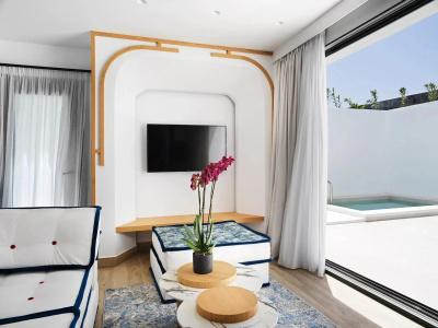 Cresanto Luxury Suites - 82