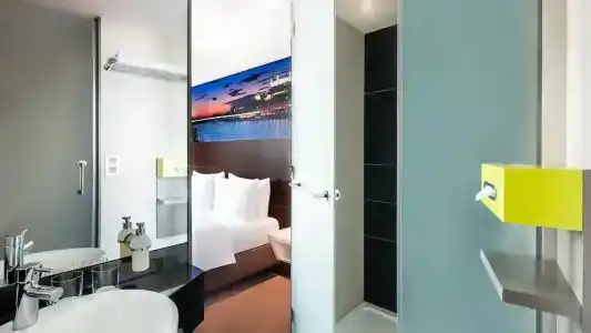 Lindner Gallery Central - 38
