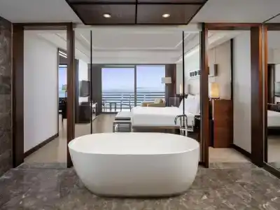 Pullman Oceanview Sanya Bay Resort & Spa - 16