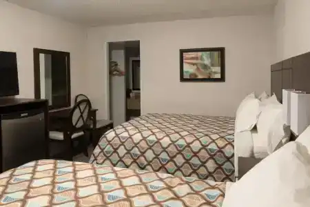 Deluxe Inn - 38