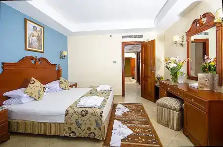 Titanic Palace - Families and Couples only - 6