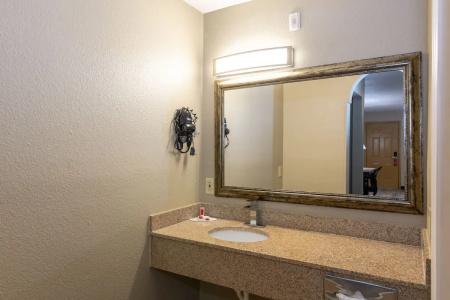 Super 8 by Wyndham Dallas East - 19