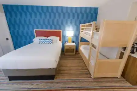 Howard Johnson by Wyndham Anaheim & Water Playground - 61