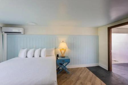 LaCroix Waikiki - 12