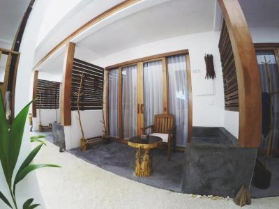 Dhiffushi White Sand Beach - 11