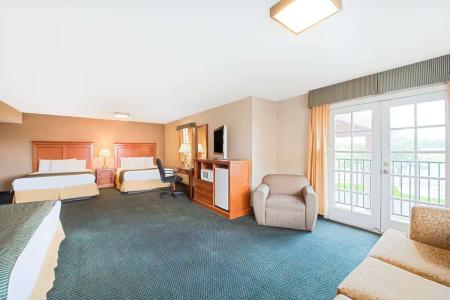 Ramada by Wyndham East - 32