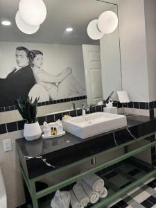 The Adler a Hollywood Hills - 52