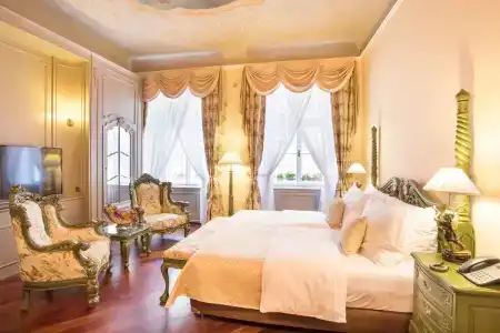 Iron Gate & Suites - 36
