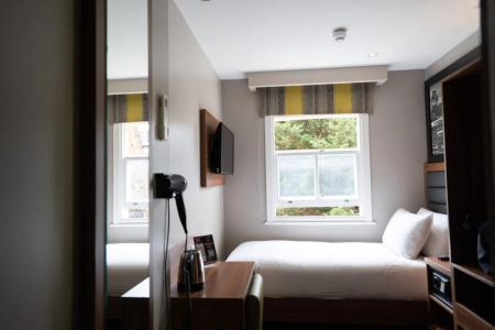 London Court - 64