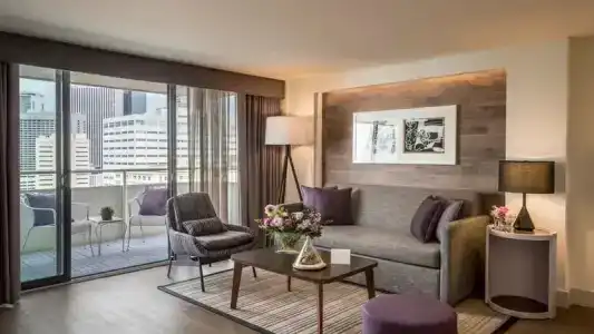 Warwick Denver - 74