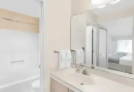 Hawthorn Suites - 20
