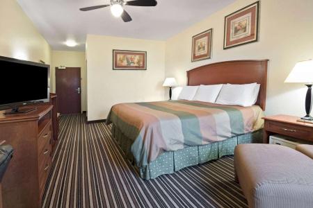 Super 8 by Wyndham Austin/Airport South - 41